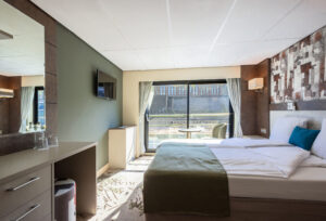 Superior Kabine des Schiffs Lisabelle von Rad+Reisen mit französischem Balkon und Ausblick auf den Fluss